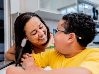 Une maman utilise des stratégies parentales positives pour aider son fils à réussir à l'école